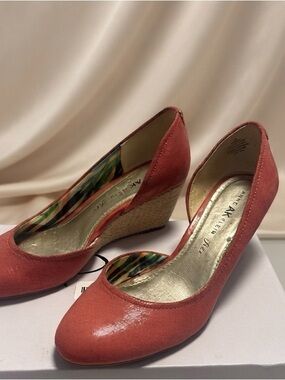 Anne Klein Coral Wedge Pumps – Excellent Pre-Owned Condition 👠🩷